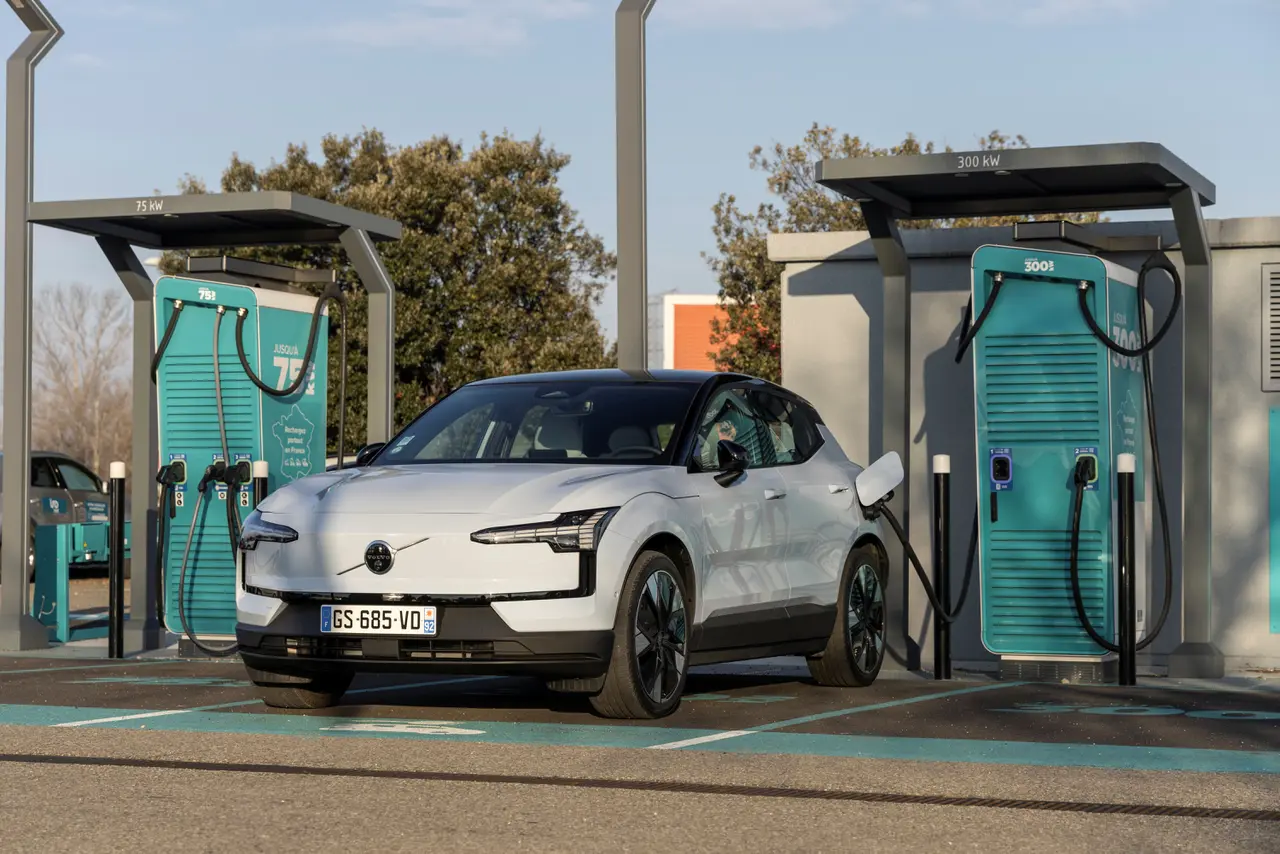 2024 Model Volvo SUV Sahiplerine Kritik Uyarı: Batarya Sorunları Gündemde!